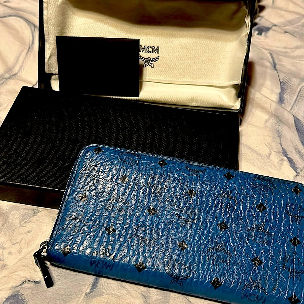 🎉 SALE 🎉 NEW! MCM Blue Logo Leather Zip Around Wallet